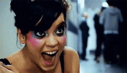 lily allen smiling big with cool makeup